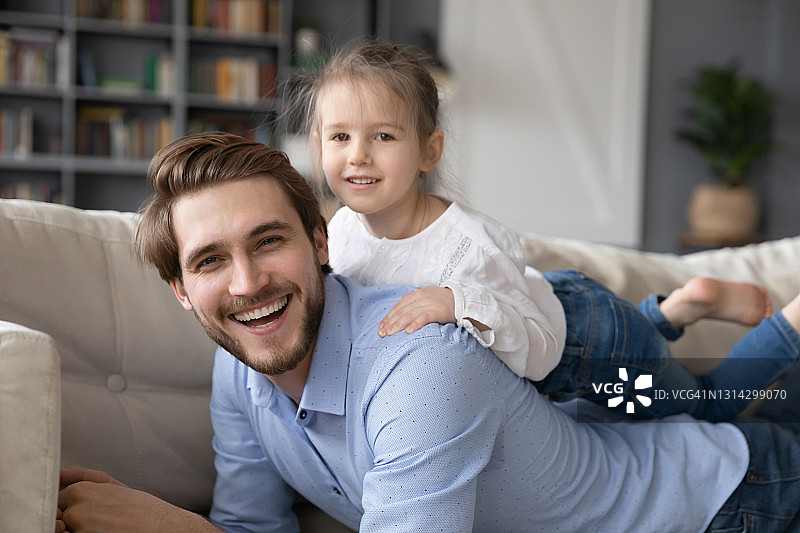 快乐的爸爸和小女儿放松的肖像图片素材