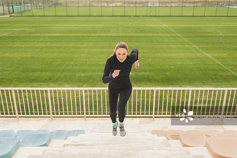 女运动员在做强有力的间歇跑训练和爬坡时的加速图片素材