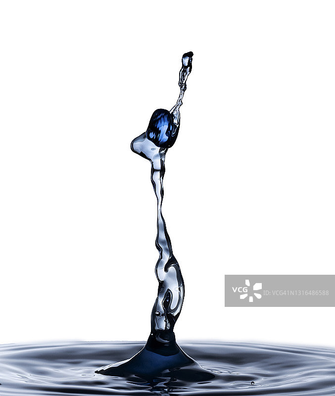 一组蓝色水滴在白色背景的液体表面上的影响。图片素材