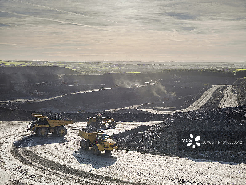 英国，唐卡斯特，露天煤矿的工业车辆图片素材