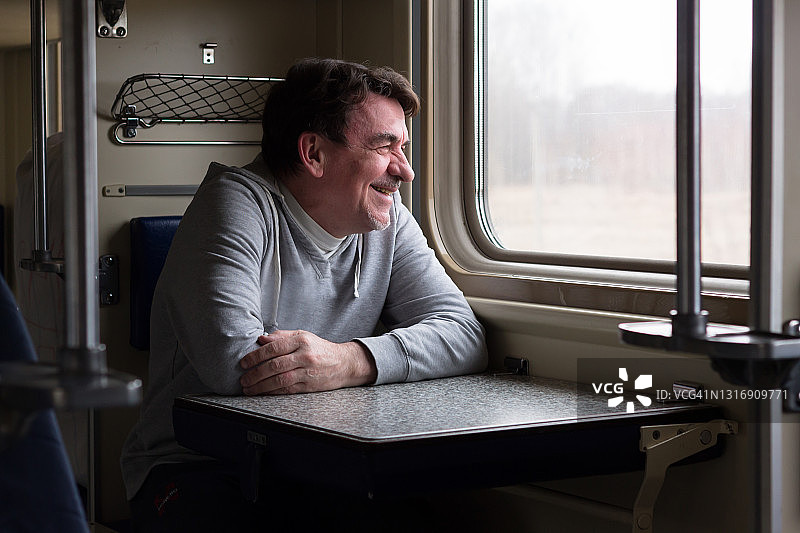 俄国火车二等车厢里的人图片素材