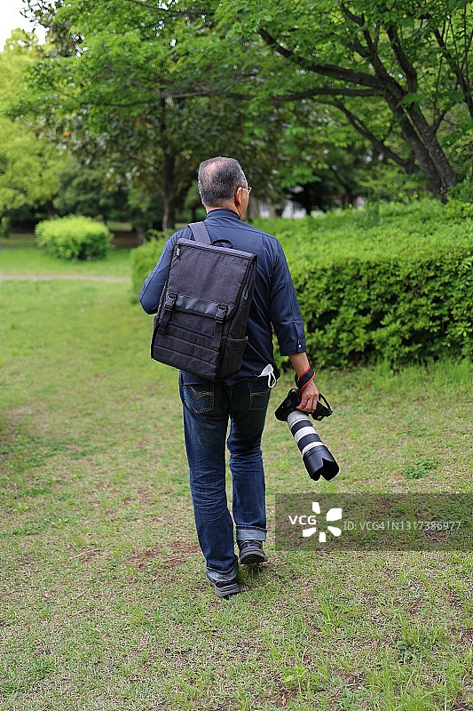 日本摄影师与相机包图片素材