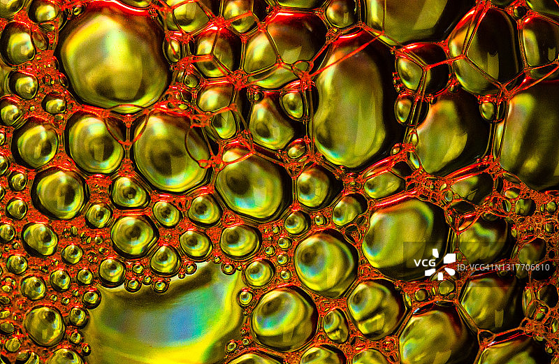 金色肥皂泡沫的特写图片素材