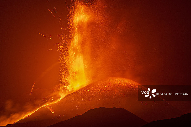 埃特纳火山喷发图片素材