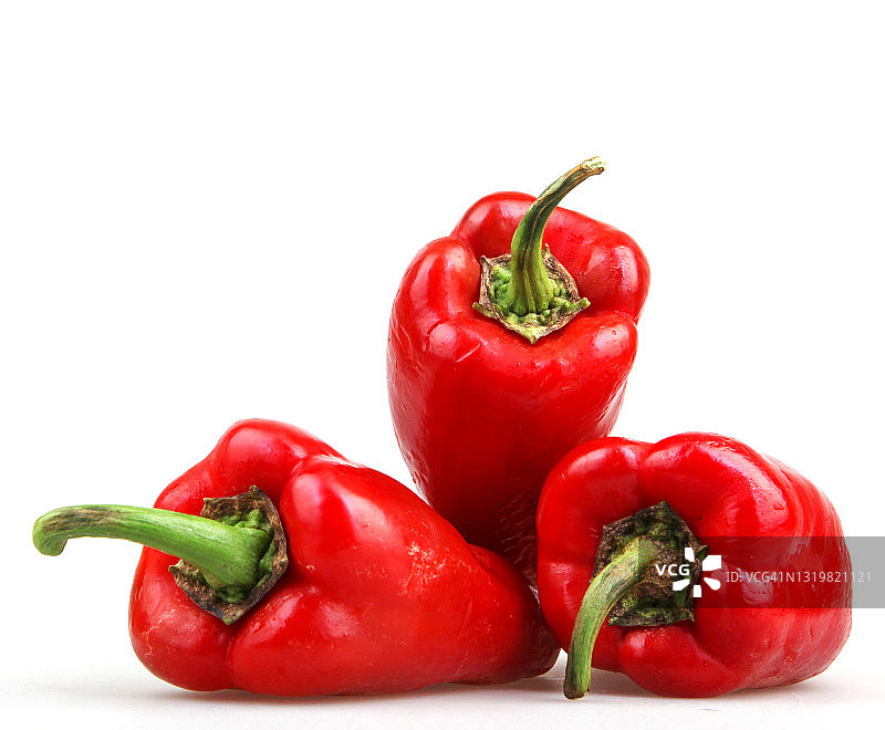 在白色背景上分离的红辣椒图片素材