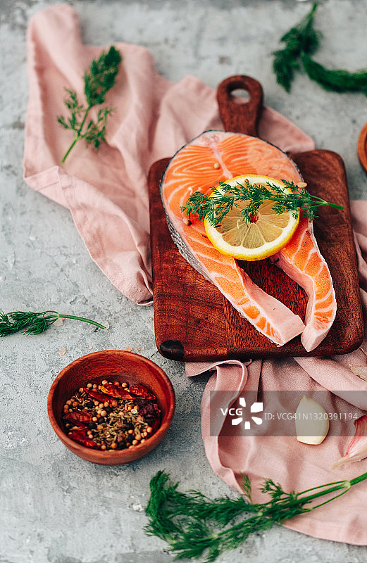 鲑鱼。生鳟鱼红鱼排配食材烹饪。烹饪鲑鱼、海鲜。健康饮食的概念图片素材