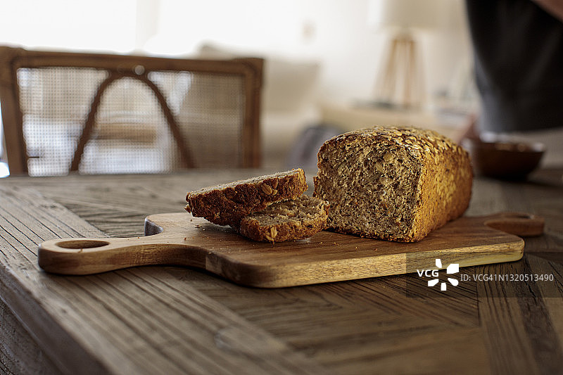 木桌上新鲜烘焙的传统面包图片素材