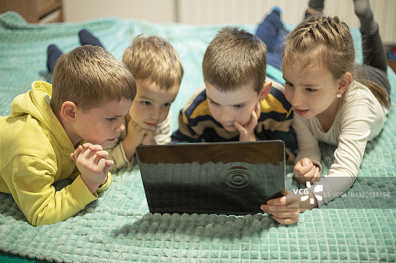 一群快乐的学龄前儿童使用笔记本电脑图片素材
