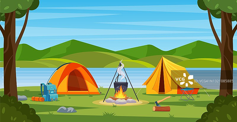森林夏令营，有篝火，帐篷，背包和灯笼。图片素材