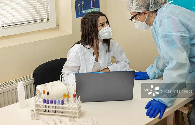 女性保健工作者在实验室使用笔记本电脑图片素材