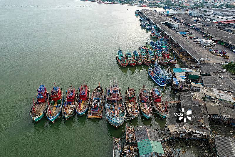 渔人码头鸟瞰图，有许多船只停泊在内陆运输海鲜和物资图片素材