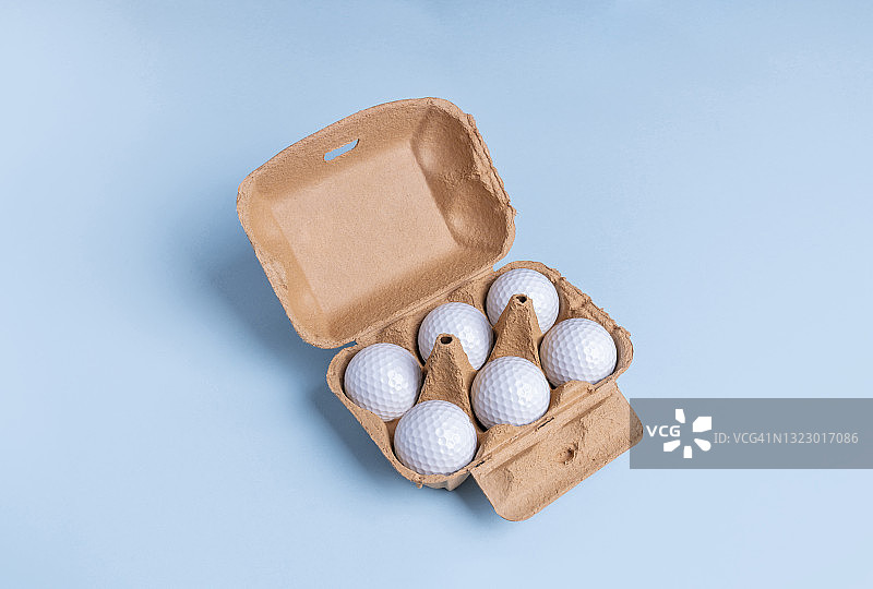 用回收纸盒装鸡蛋的高尔夫球图片素材