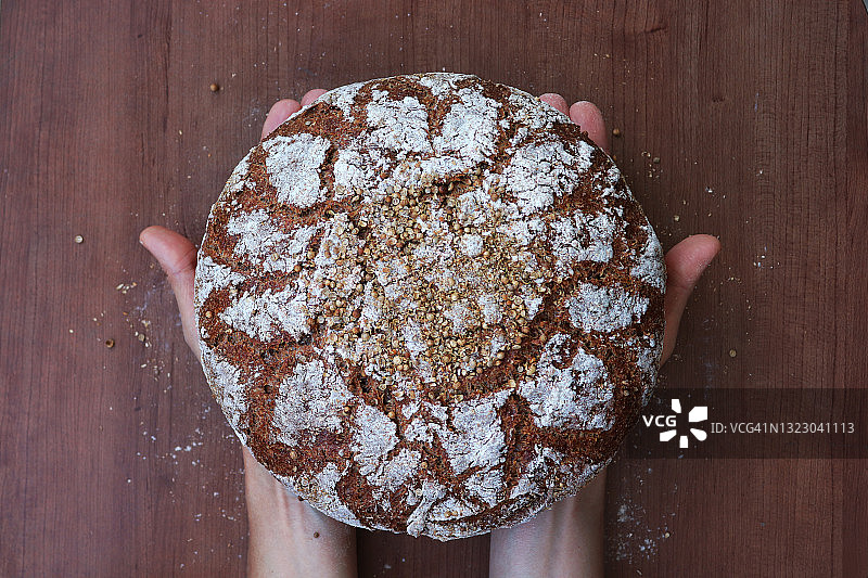 面包的艺术!荷兰烤箱无揉农家黑麦面包与向日葵图案刻痕图片素材