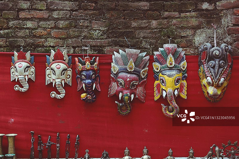 彩色的传统手工艺木制象头神面具出售尼泊尔加德满都纪念品图片素材