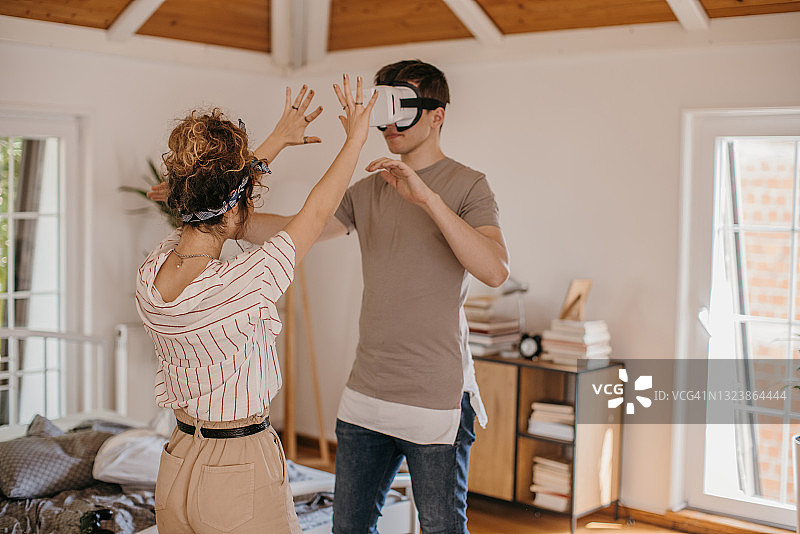 夫妇有乐趣与VR头盔图片素材