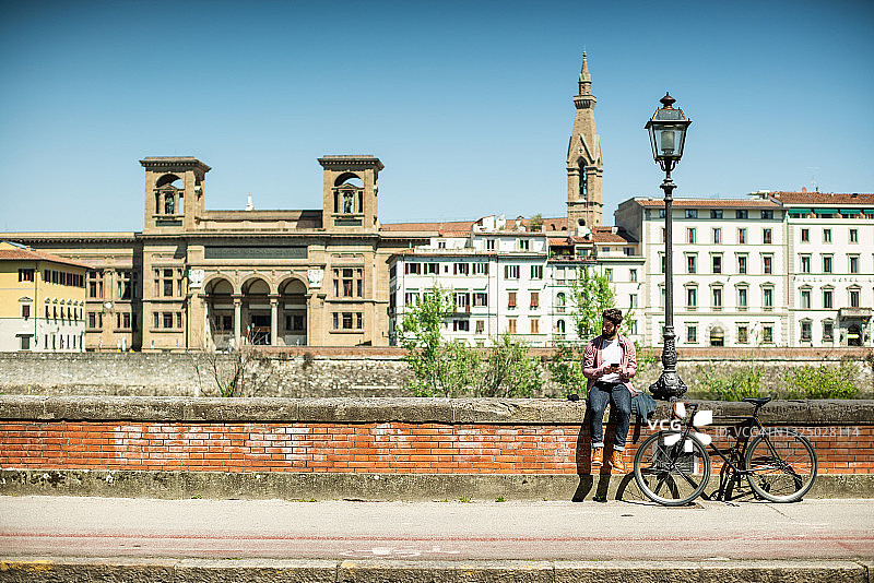 意大利佛罗伦萨的时髦男子骑着自行车图片素材