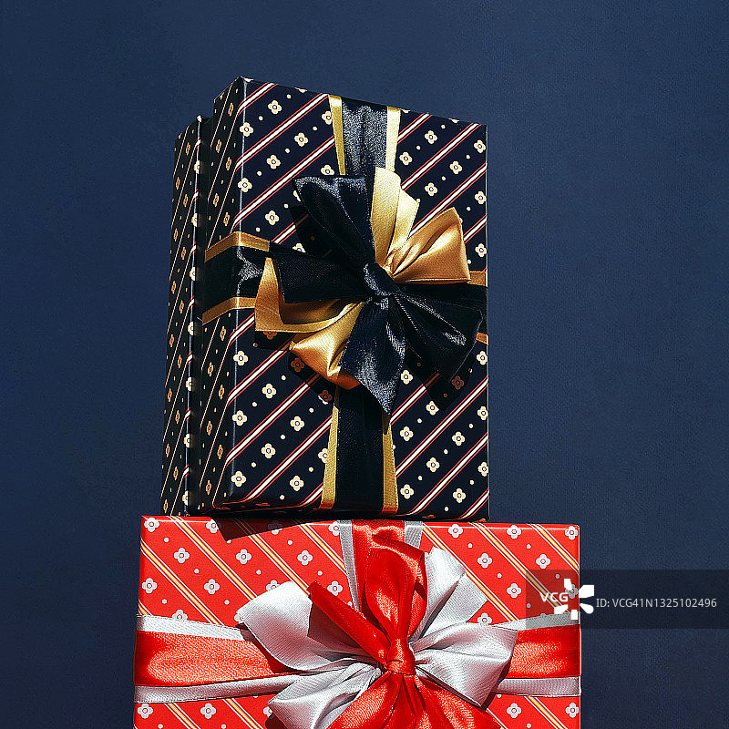 红蓝背景的精美礼品盒。图片素材