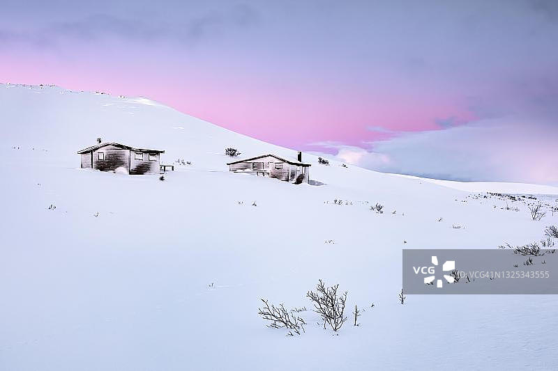 挪威塔纳的冬季景观小屋，气氛轻盈图片素材