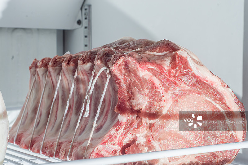 用细绳卷起来的猪肉放在冰箱里图片素材
