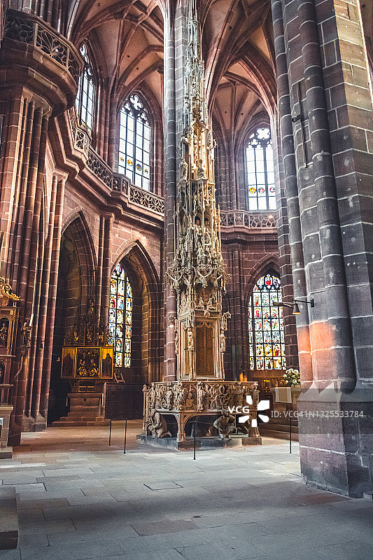 德国巴伐利亚州纽伦堡市圣洛伦兹教堂内部的低角度视图图片素材