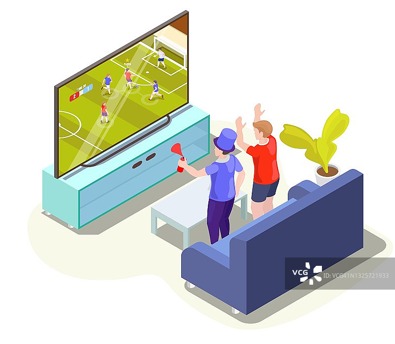 球迷在家里看足球比赛翻译电视，矢量等距插图。电视频道直播足球比赛图片素材