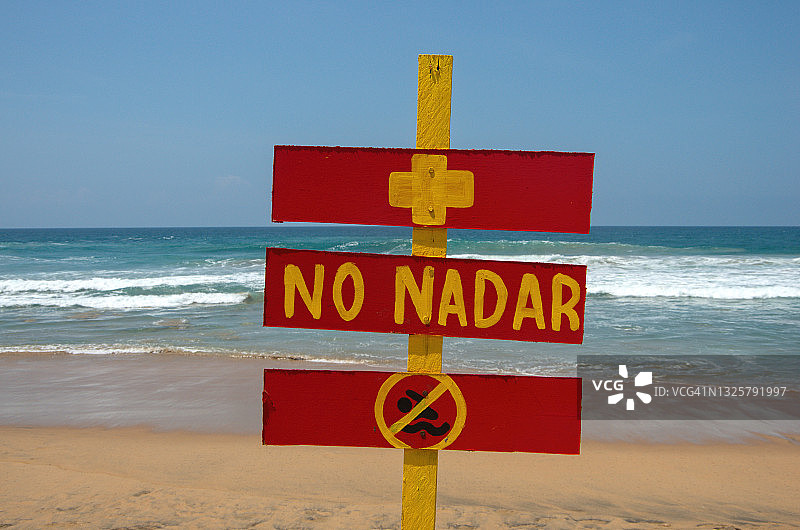 墨西哥瓦哈卡的Zipolite海滩上，手工制作的西班牙语警告标志，上面写着“No nadar”(禁止游泳)图片素材