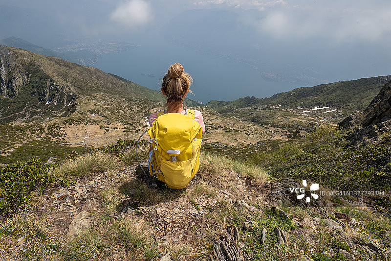 年轻女子在瑞士徒步旅行，观赏令人惊叹的景色图片素材