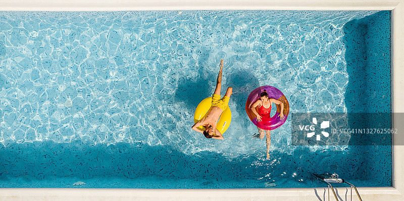 一对情侣在游泳池的浪漫时刻图片素材