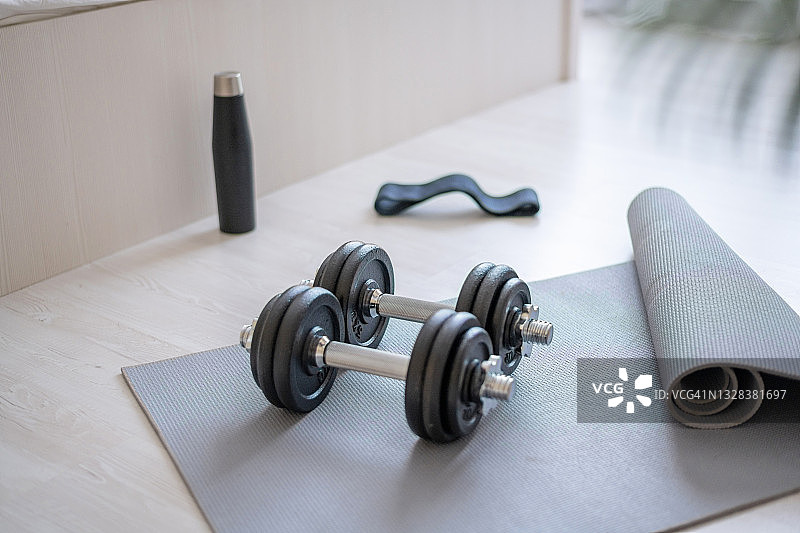 健身运动器材放在家里卧室的地板上图片素材