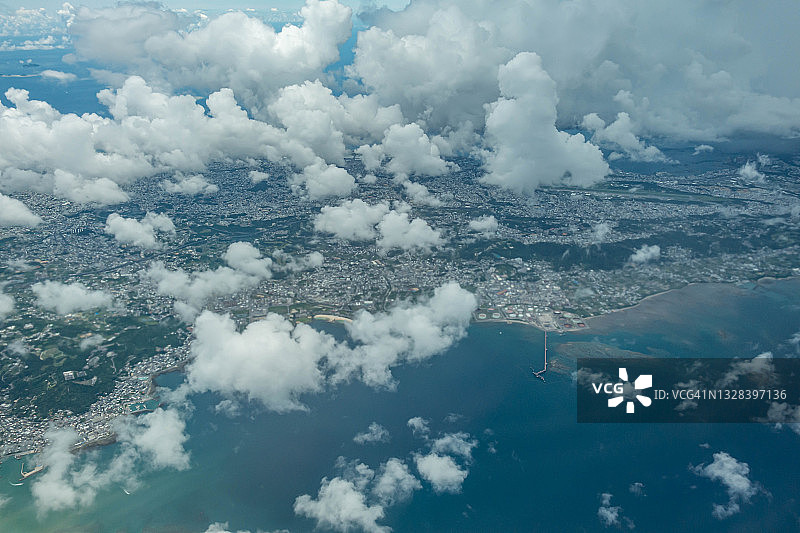 从飞机上俯瞰日本冲绳上空的雨云图片素材