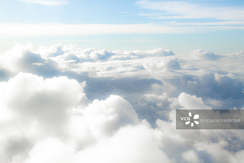 云层和天空透过飞机的窗户图片素材