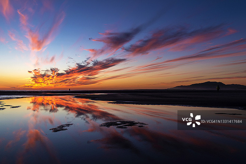 西班牙，安达卢西亚，加的斯省，塔里法，洛斯兰斯海滩，日落时海上的云倒影图片素材