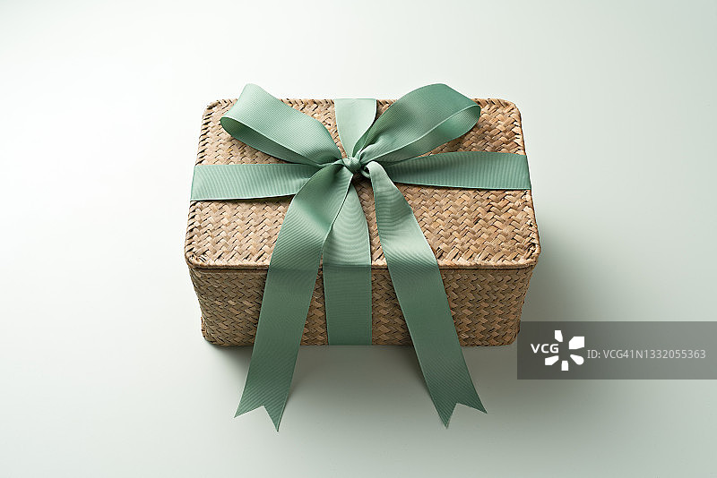 绿色丝带包装的环保稻草礼盒图片素材