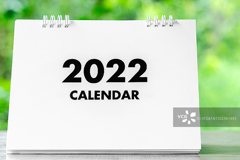 2022年日历桌，供组织者在自然背景木桌上规划和提醒。图片素材