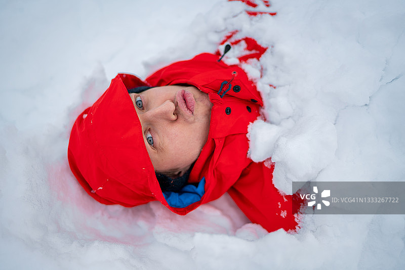 年轻人被埋在雪里图片素材