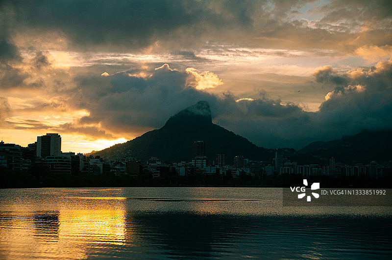 日落在里约热内卢的罗德里戈de Freitas泻湖与山脉的背景和多云的天空。图片素材