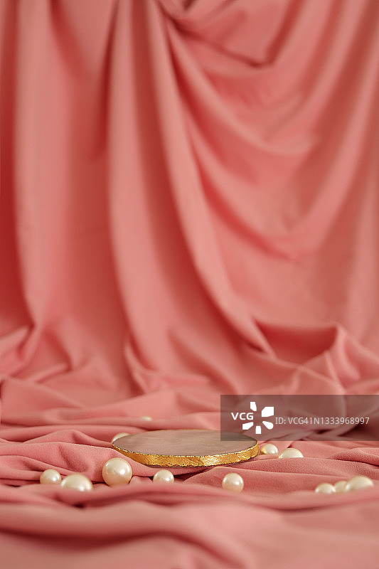 大理石讲台上的黄金，粉红色的背景与珍珠。讲台为产品，化妆品展示。创造性的模仿。放置美容产品的基座或平台。图片素材