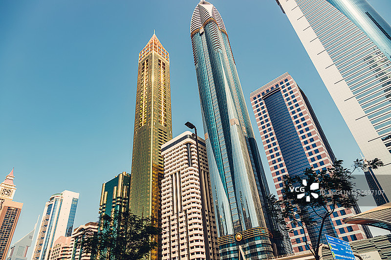 迪拜的摩天大楼映衬着蓝天图片素材