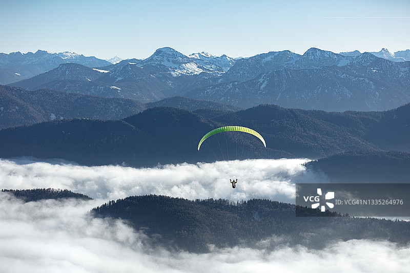 雪山上的滑翔伞图片素材