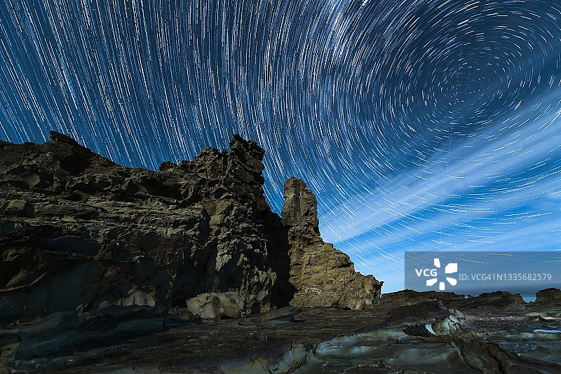 圆形的星迹在澳大利亚星座宏伟的岩石上形成图片素材
