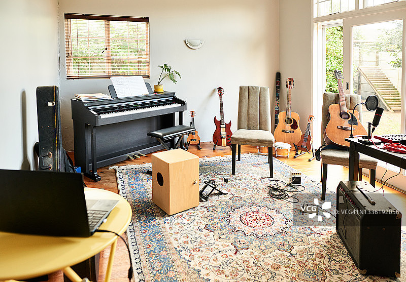 各种各样的乐器坐在一个家庭录音工作室图片素材