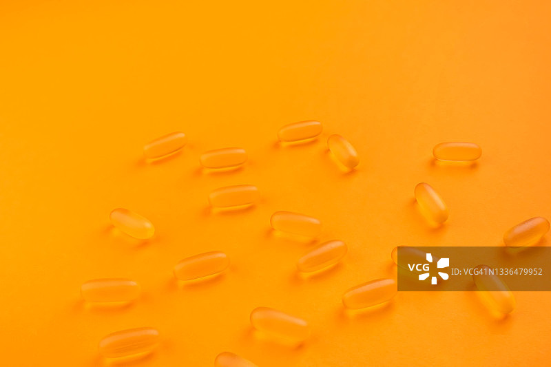 以亮橙色为背景的欧米茄3药片图片素材