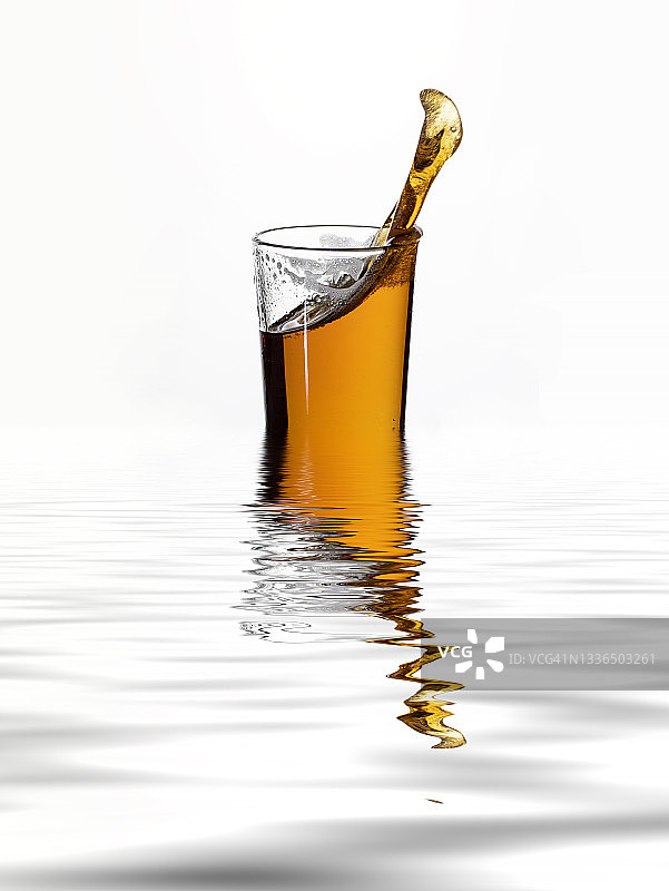 一杯溅在水面上的啤酒。图片素材