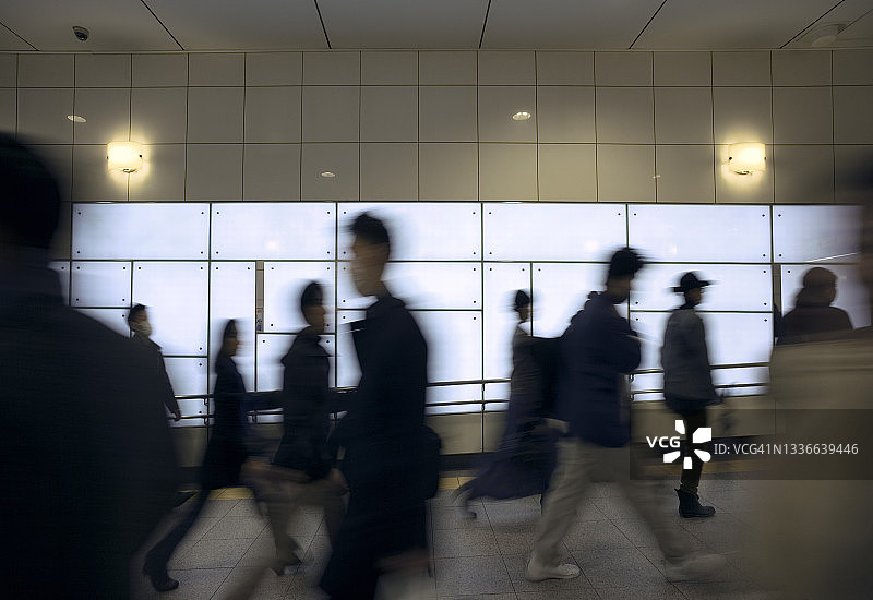 日本东京地铁站早上的繁忙通勤图片素材