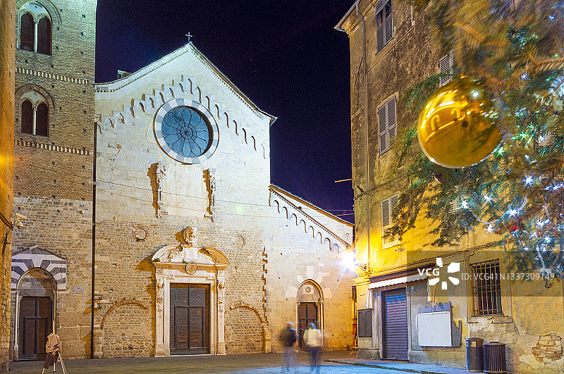 意大利利古里亚，阿尔本加，圣迈克尔广场上的圣诞灯图片素材