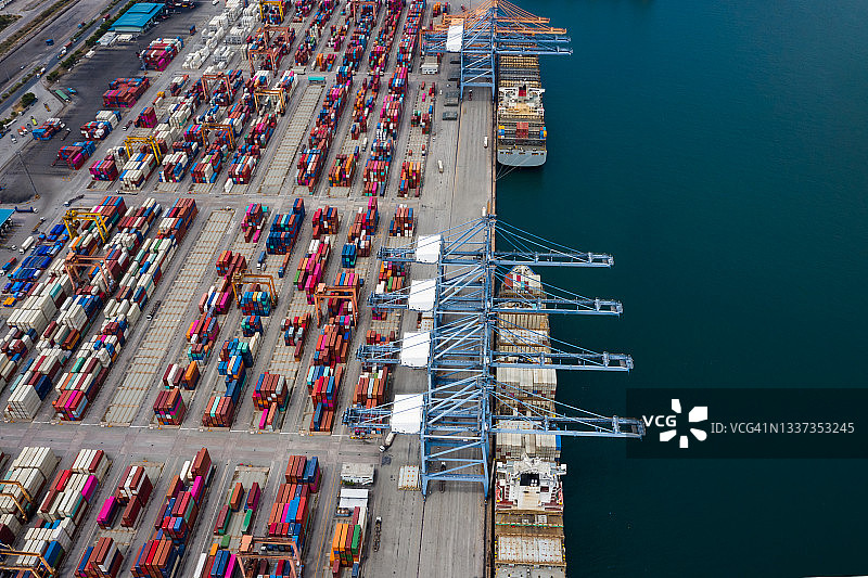 集装箱船舶和海运港口货物物流货物装卸起重机货代业进出口国际，商业服务的货物运输的海洋水域，亚太和欧洲的照片鸟瞰图图片素材