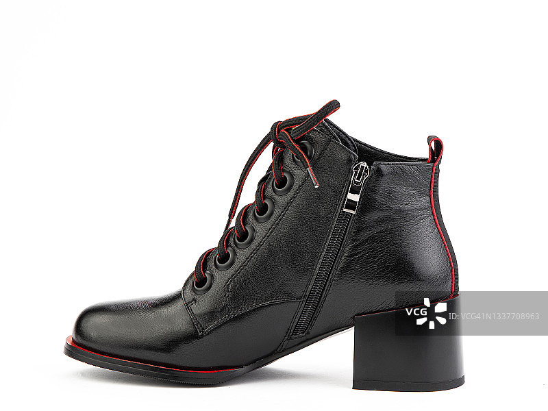 女性的秋天黑色皮革焦特布尔靴子与红色的鞋带和平均的高跟鞋，孤立的白色背景。左视图。时尚的鞋。鞋店概念摄影图片素材
