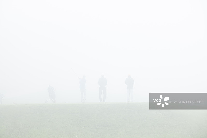 在蒙大拿州克兰斯的高尔夫球场上，一名高尔夫球手正在开球图片素材