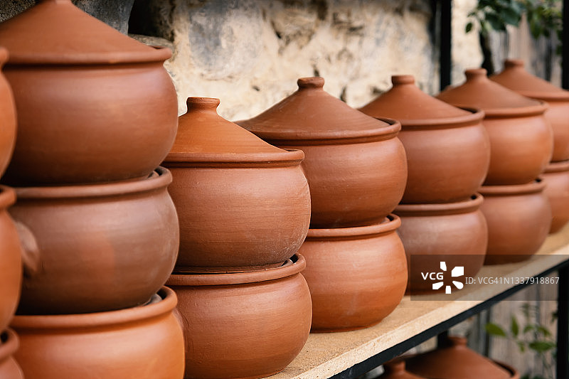 手工的陶罐。这些锅大多用于亚洲烹饪或作为纪念品出售。图片素材