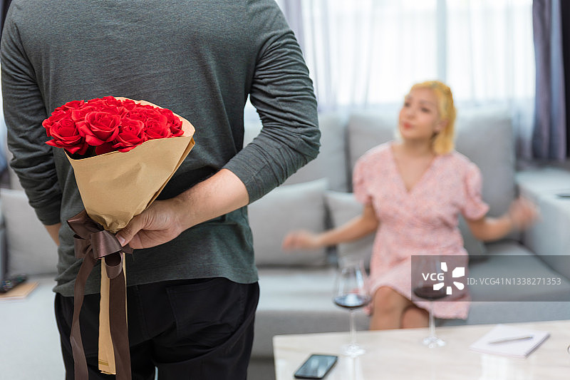 亚洲男子在情人节送玫瑰花给女友图片素材